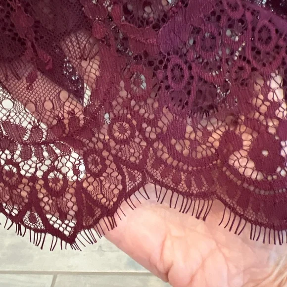 NWT Xhilaration Women's Burgundy Embroidered Lace Overlay Sleeveless Top M - Picture 9 of 9